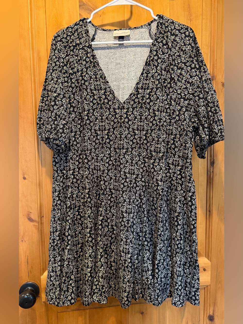 Universal Thread Black & White Floral V-Neck Tunic